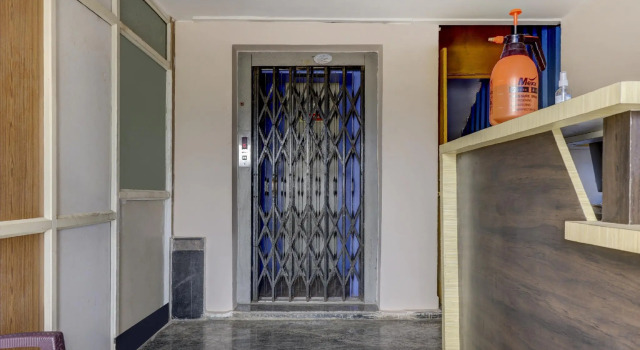 OYO Collection O 81237 V M Inn, Rezerwuj Hotel Hotele w Andhra Pradesh z parkingiem, Parking