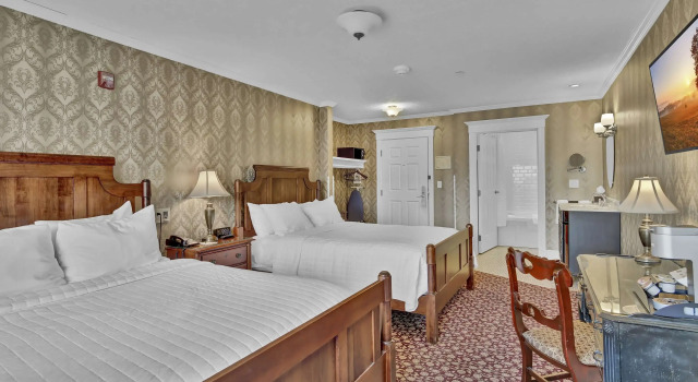 Четырёхместный номер Standard St James Hotel