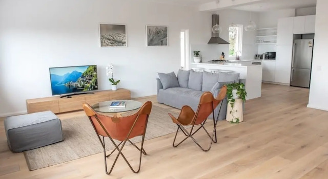 Коттедж с 3 комнатами с балконом и рядом с пляжем Tamarama Ocean Views H397