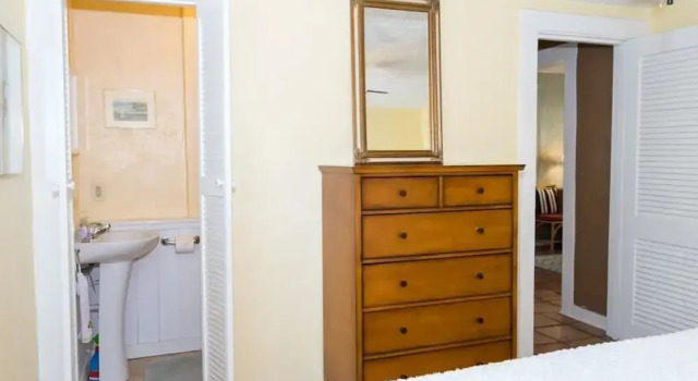 Corys Coastal Cottage, Забронировать Дом для отпуска Отели Брейдентон с парковкой, Парковка