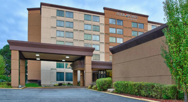 Кровать в общем номере Four Points by Sheraton Toronto Airport
