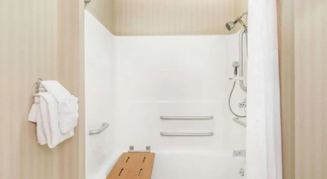 Люкс Days Inn & Suites by Wyndham Bridgeport - Clarksburg