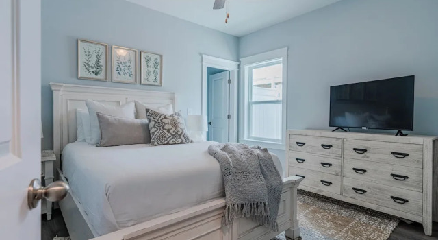 Pet Friendly + Private Pool; Amazing Fenced Backyard, 5 Min Walk to Beach!