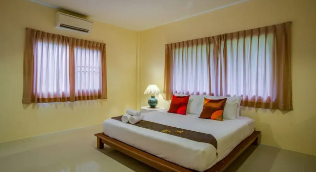 Вилла с бассейном с 4 комнатами в саду Fisherman Way Beach Villa