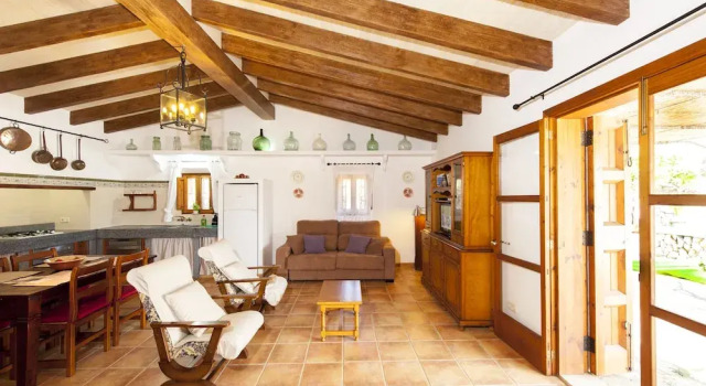 Villa for 2 People in the Countryside With Private Pool, Wifi, Located Near Sant, Rezerwuj Willa Hotele w Majorka z parkingiem, Parking