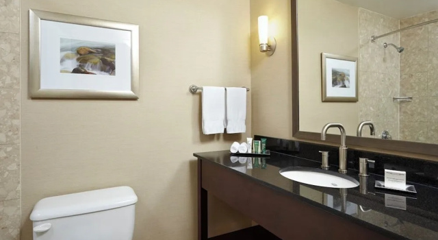 Четырёхместный клубный номер Standard с видом на гавань Saint John Harbourfront Hotel