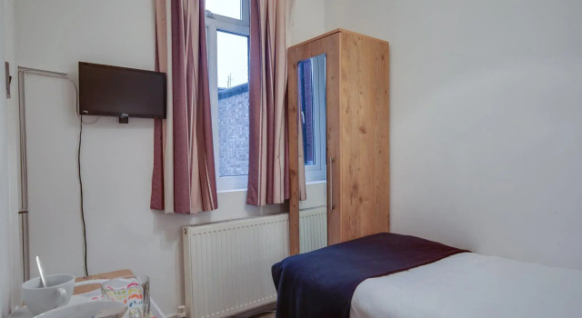 Одноместный номер Standard OYO TamTam Acton Hotel