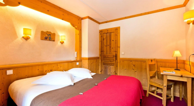 Logis La Croix-Saint-Maurice, Забронировать Отель Отели Ле-Гран-Борнан с парковкой, Парковка