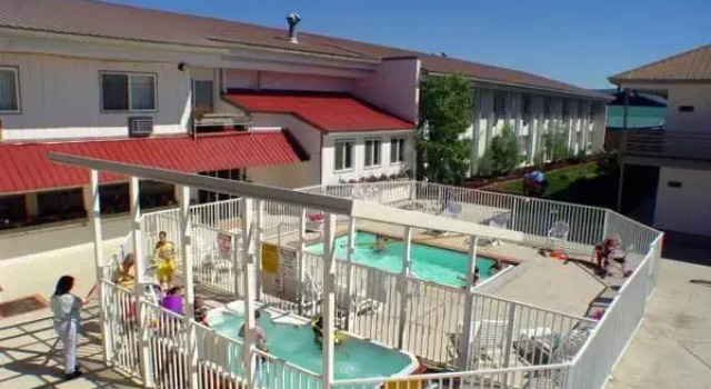 Кровать в общем номере White Buffalo Hotel