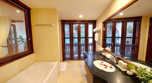 Люкс с балконом Hanoi Nostalgia Hotel & Spa