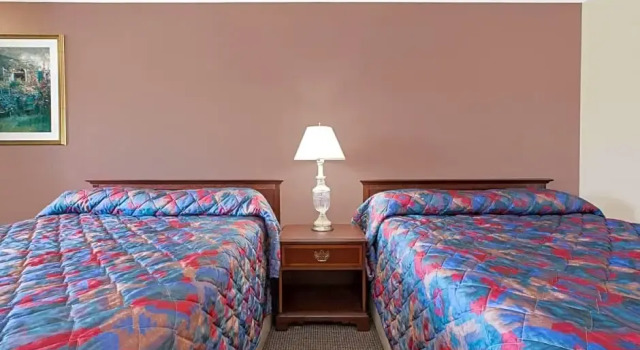 Четырёхместный номер Standard Knights Inn Grand Blanc