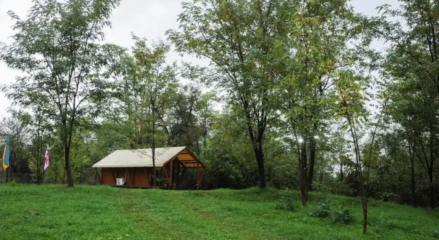 Jvarisa Glamping, Rezervasyon Kamp Alanı Ambrolauri otoparklı oteller, Otopark