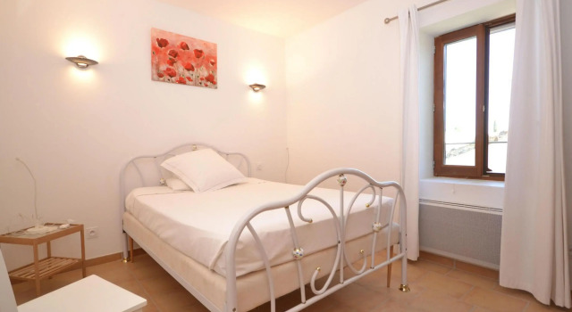 Beautiful holiday home with enclosed, private swimming pool near the village of Aubais.