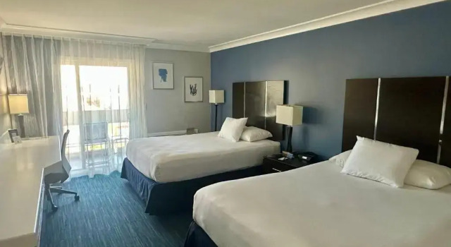 Семейный люкс с балконом The Pacific Inn