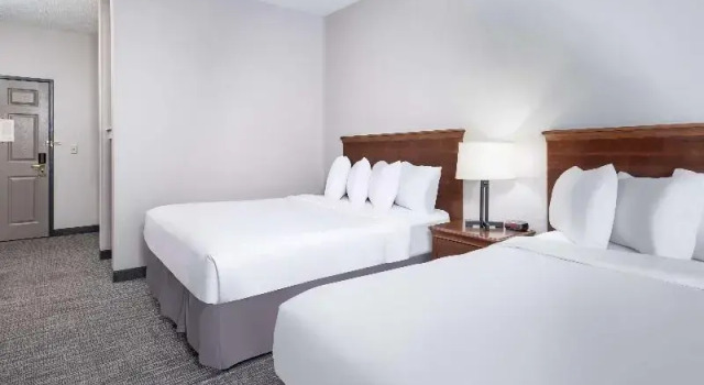 Шестиместный номер Standard Country Inn & Suites by Radisson, Maumee - Toledo