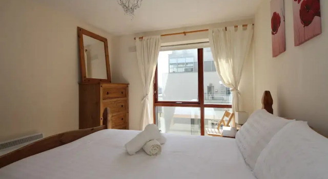 Point Village Modern Apartment, Забронировать Апартаменты/квартира Отели Дублина с парковкой, рядом с Стадион для собачьих бегов Шелбурн-парк, Парковка