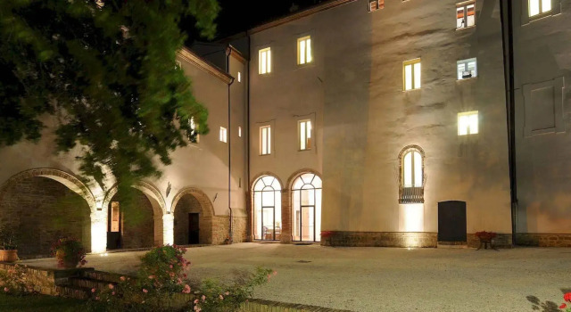 Palazzo Morichelli D'Altemps, Rezervovat Hotel Hotely v Marche se snídaní, Snídaně