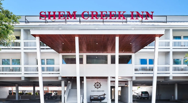 Кровать в общем номере Shem Creek Inn