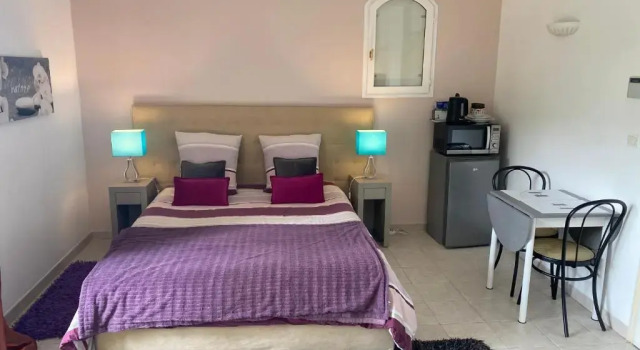 Chambre spacieuse independante dans villa plus parking privee