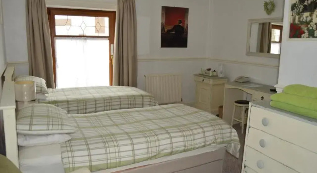 Caulfields Hotel, Забронировать Отель Барри-Порт Carmarthenshire