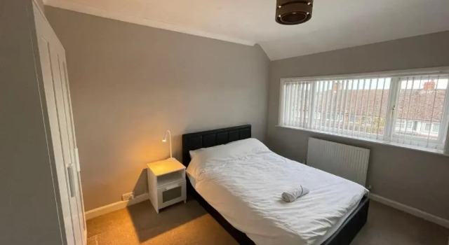 Entire House, 4 Bedroom, Parking, WiFi, Easy Access To Bus & Train, Prenota Hotel Reading Berkshire