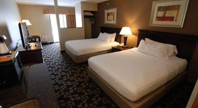 Четырёхместный люкс Standard Express Suites Riverport Inn & Suites