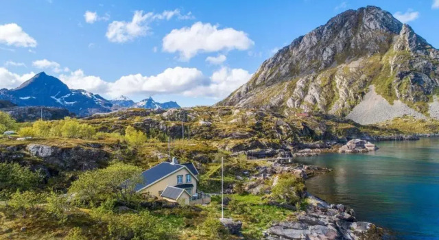 Sea-view house in Sund, Book Hotel Sund Lofoten