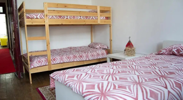 Кровать в общем номере Pb4 House