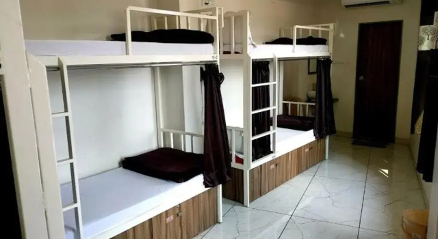 Кровать в общем номере Hotel Milan