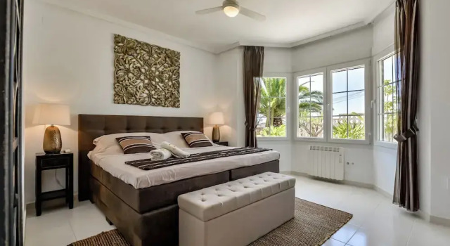 4bed Villa Sleeps 8- Pool, Garden, Bbq, Near Beach
