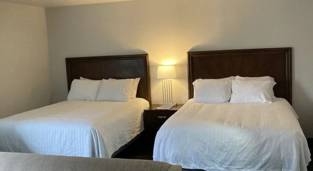 Четырёхместный люкс Elker Inn & Suites