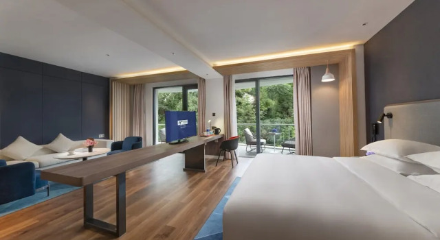 Двухместный люкс с балконом Holiday Inn Express E'Mei Qiliping by IHG