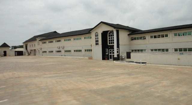 Moongate Hotel and Suites, Obantoko, Book Hotel Hoteller i Ogun med pool, Swimmingpool