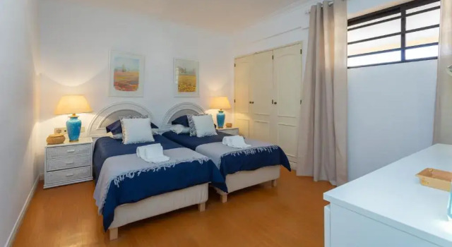 Marina 2BDR Apartment With Balcony & Pool - 5min from beach by LovelyStay, Rezervovat Apartmán Hotely v Sotavento s parkováním, Parkování