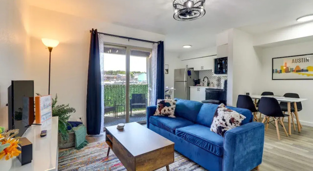 Hip Austin Vacation Rental: 3 Mi to Downtown, Забронировать Отель Остин Greater Austin, рядом с Riverside Place Shopping Center