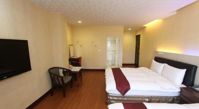 Четырёхместный номер Business Hua Don Hotel