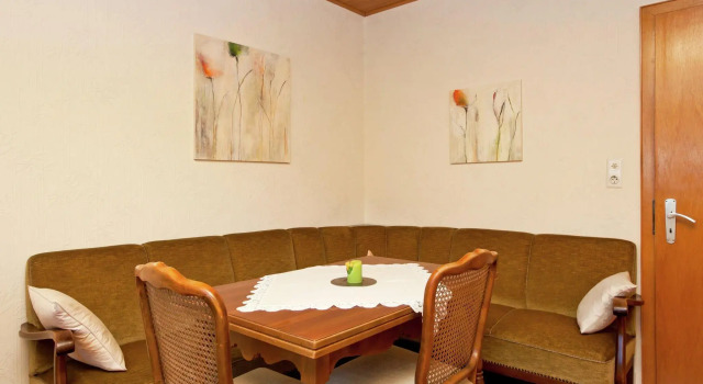 Cozy Holiday Home in Wallenborn with Garden, Rezervasyon Tatil Evi Vulkan Eifel kır evleri, Küçük Ev