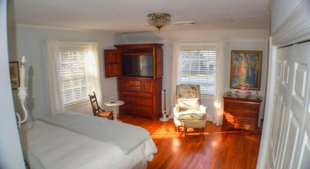 The Holly and Ivy Inn, Book Hotel Newton North Carolina