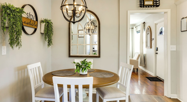 Stay in the Heart of London! Walkable, Modern Home, Book Feriehus London Ohio