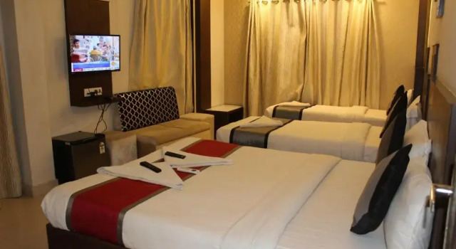 Номер Standard SKY GATE HOTEL Near Apollo MAIN, Women's & Children's US Consulate Sankara Netralaya Goethe Institute PrestigePalladium Shastri Bhavan Senmozhi Poonga Raj Ratnam Stadium TAJ Coromandal India Oil Bhavan Dr Mohan's Diabetics VAC Chennai