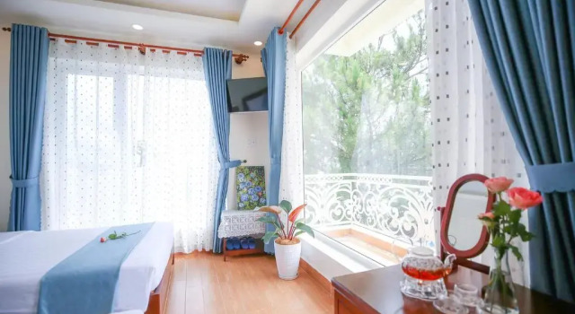 Четырёхместный номер Standard с балконом Rose Valley Hotel Da Lat Vietnam