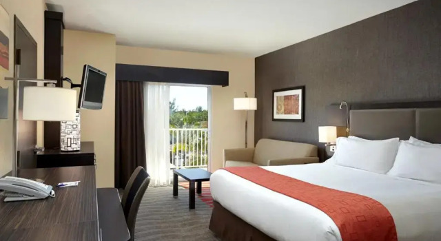 Номер Deluxe Holiday Inn Express & Suites Naples Downtown - 5th Avenue by IHG