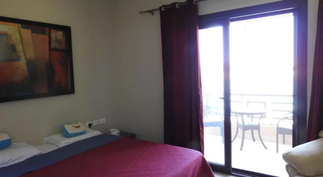 Unique 4-rooms villa w/private pool, beach & dock., Prenota Villa Hotel a Mar Rosso con parcheggio, Parcheggio