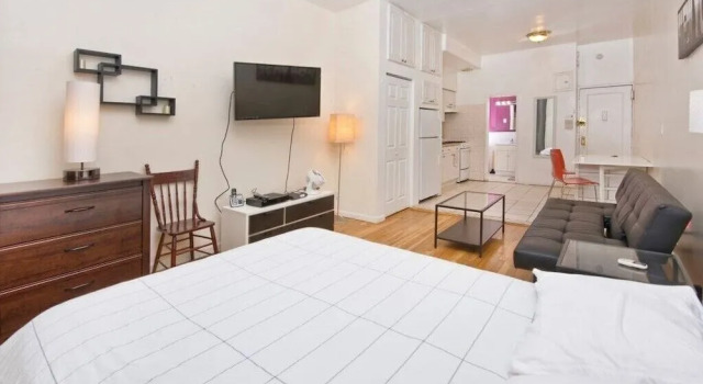 Charming Upper East Side Studio w/ Private Garden, Забронировать Отель Отели Нью-Йорка с бассейном, рядом с Mount Sinai Hospital Jackson Heights, Бассейн