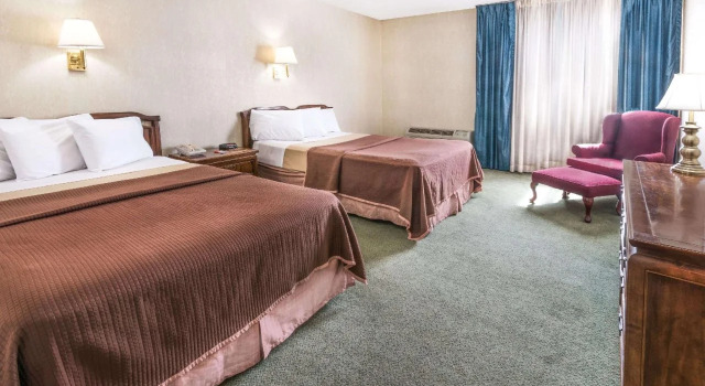 Howard Johnson Hotel by Wyndham Milford/New Haven, Varaa Hotelli Hotellit New England uima-altaalla, Uima-allas