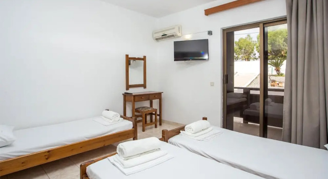 Трёхместный номер Standard с балконом Nikos BnB