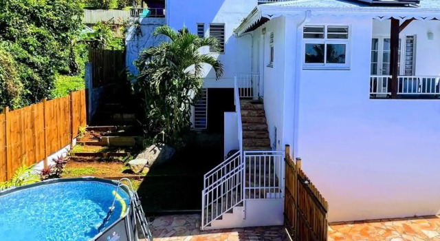 Villa T3 duplex paisible avec piscine et vue mer,rocher du diamant, Varaa Villa Mökit kohteessa Fort-de-France, Mökki