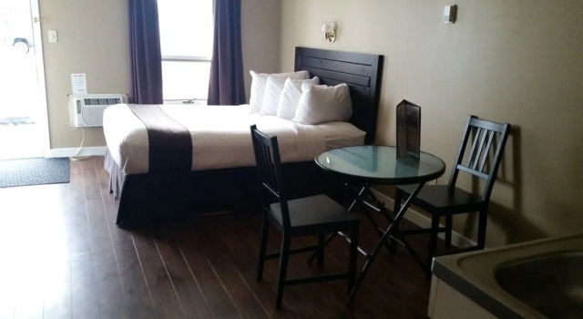 Chinook Country Inn, Book Mini-hotel Hoteller i Sundre med parkering, Parkering