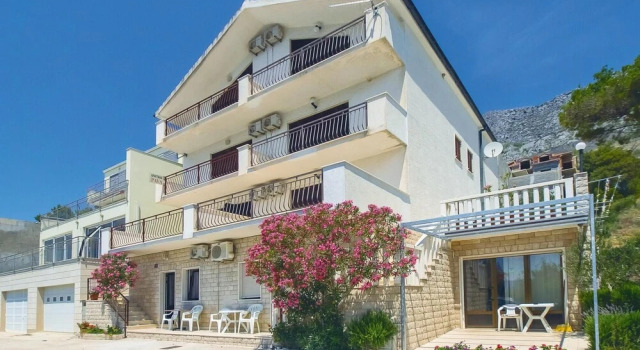 Nice Home in Lokva Rogoznica With Wifi and 2 Bedrooms, Book Lejlighed Hoteller i Split Region med parkering, Parkering