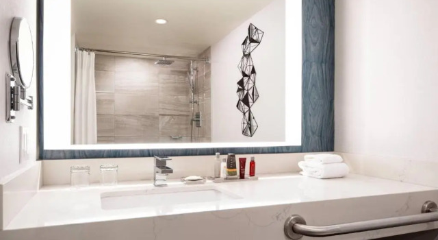 Четырёхместный полулюкс Vancouver Airport Marriott Hotel